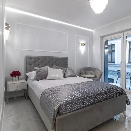 Luna, Piotrkowska 44 - Free Parking *