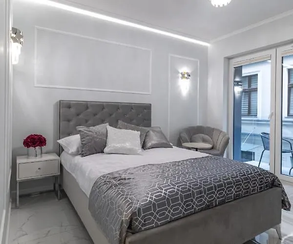 Luna, Piotrkowska 44 - Free Parking *